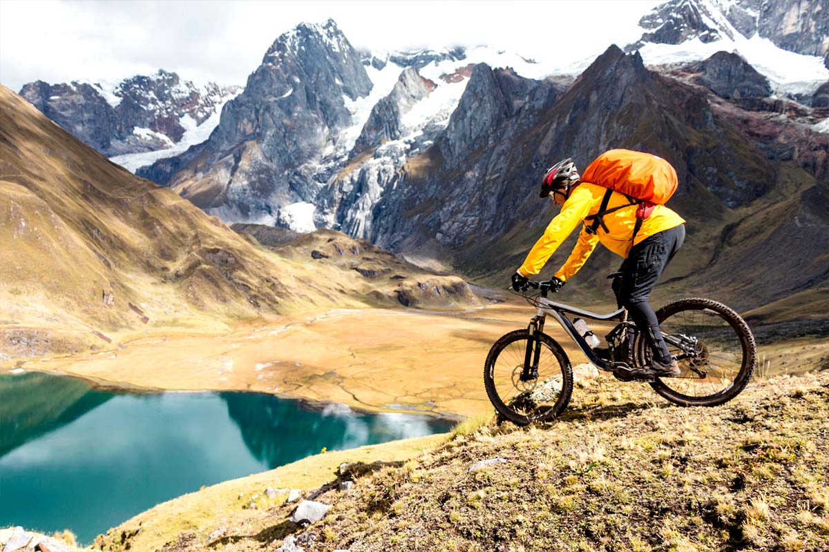 Ciclista de montaña disfrutando de la vista del nevado Ausangate y los lagos