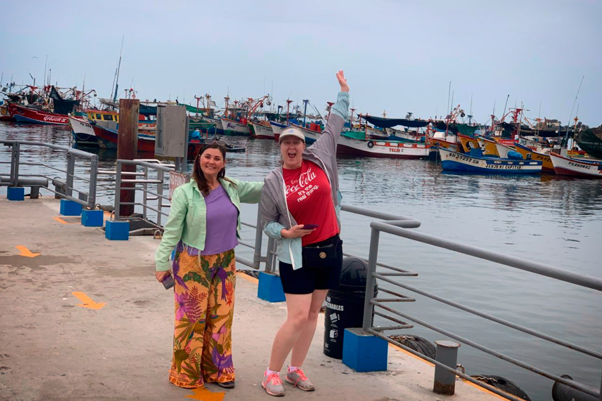 Women enjoying Paracas Bay tour in Peru