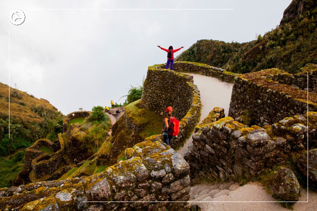 Dos jóvenes disfrutando del paisaje del Camino Inca