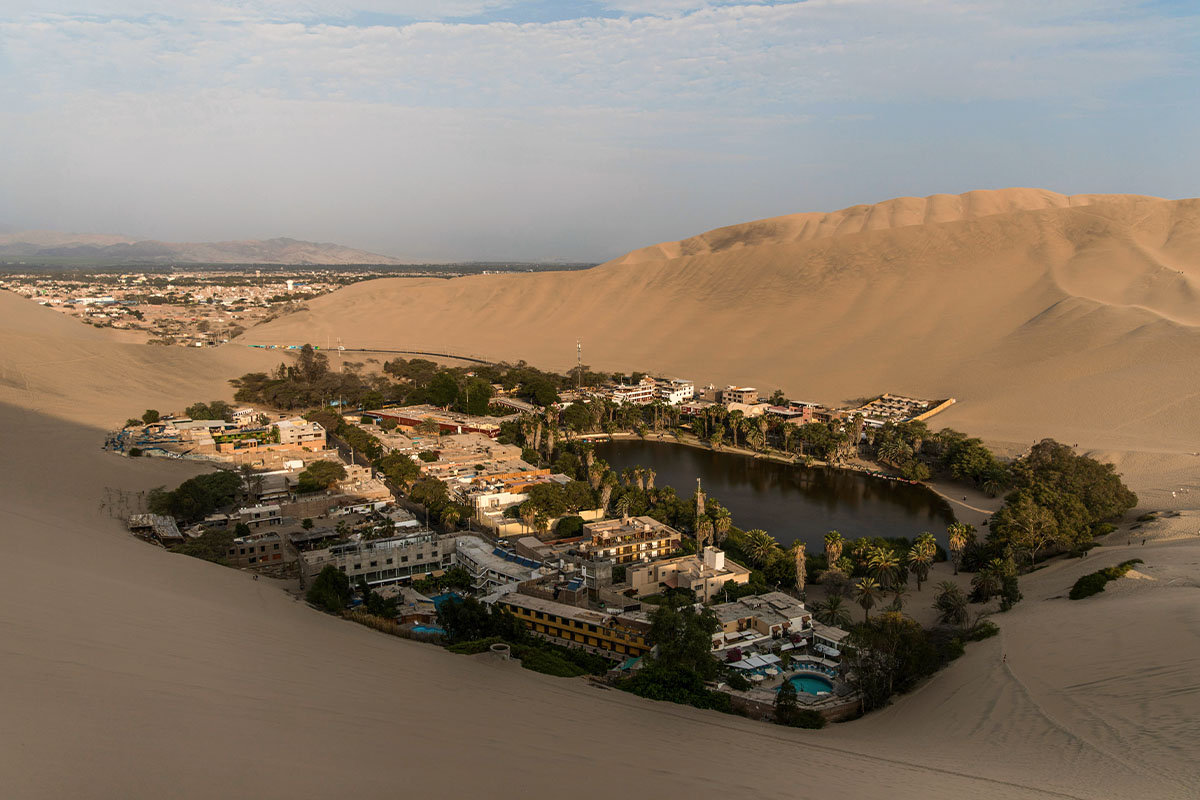 Atardecer sobre la oasis de Huacachina, una de las maravillas del ruta de viaje por Perú 