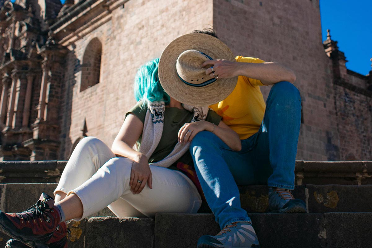 Beso en el Centro Histórico de Arequipa: Luna de Miel en Perú