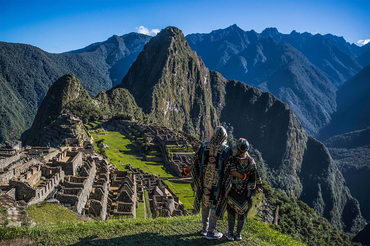 Pareja Romántica Mirando la Iglesia Histórica de Cusco: Luna de Miel en Perú