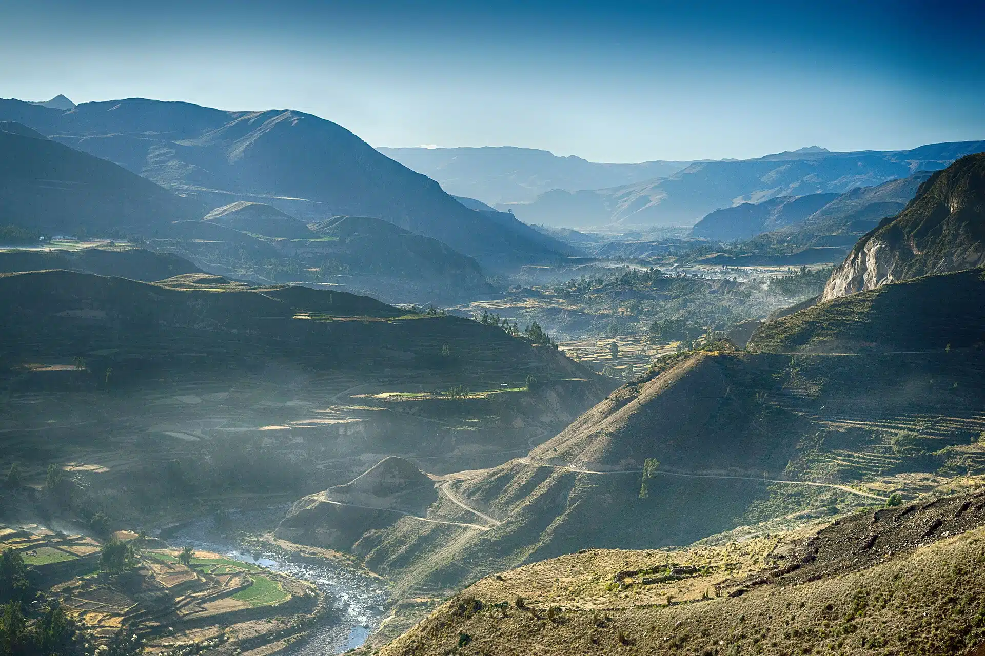 Vista panorámica del Cañón del Colca, uno de los cañones más profundos del mundo, ubicado en el sur de Perú, cerca de Arequipa.