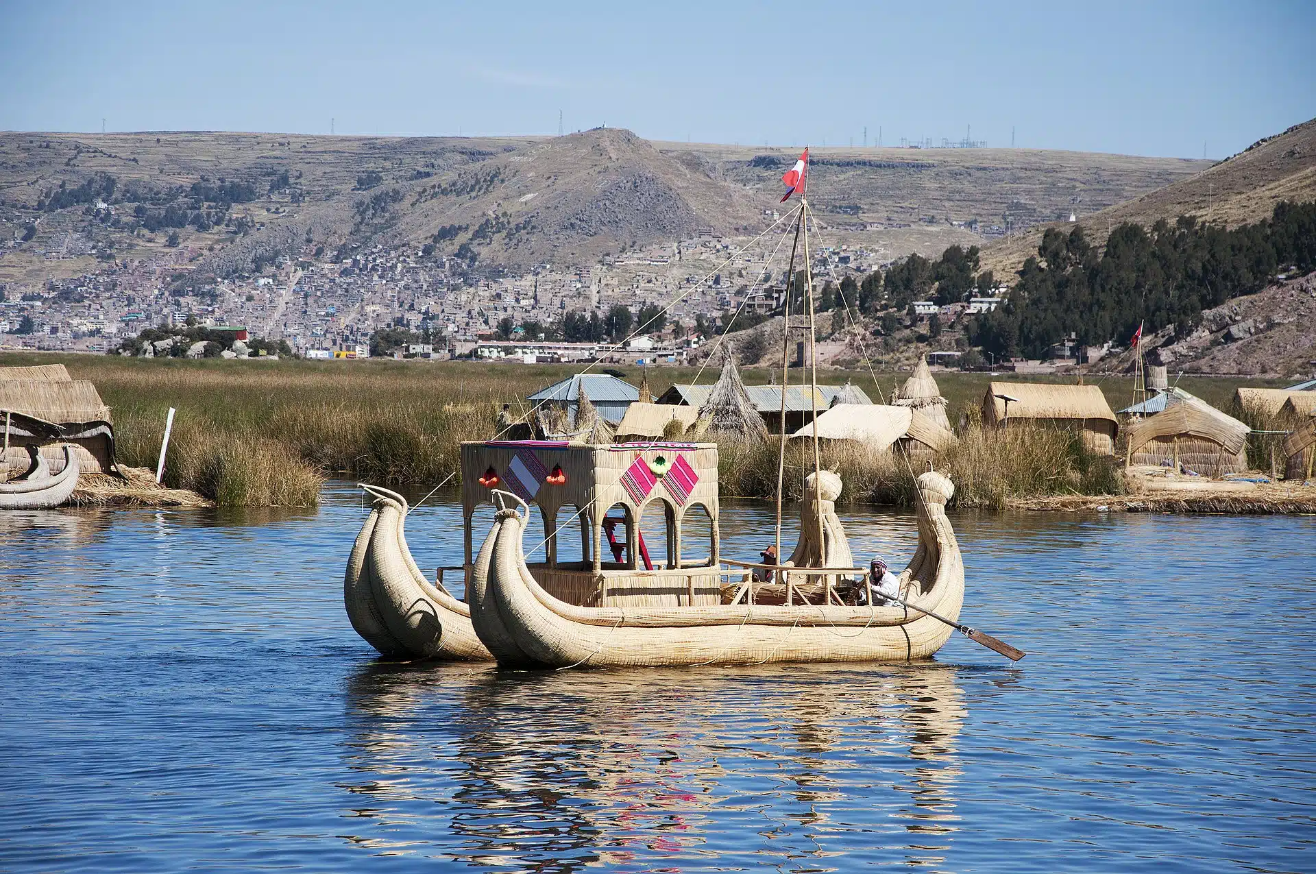 Vista panorámica del Lago Titicaca, ubicado en la frontera entre Perú y Bolivia, rodeado de montañas andinas.