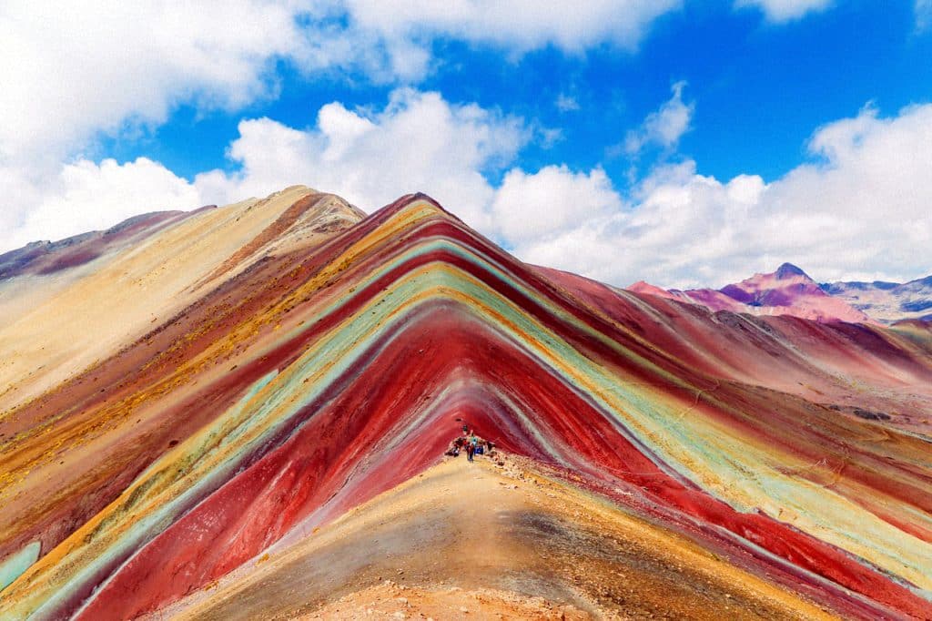 Vista panorámica de la Montaña de 7 Colores (Vinicunca), ubicada en los Andes de Perú, famosa por sus franjas de colores vibrantes