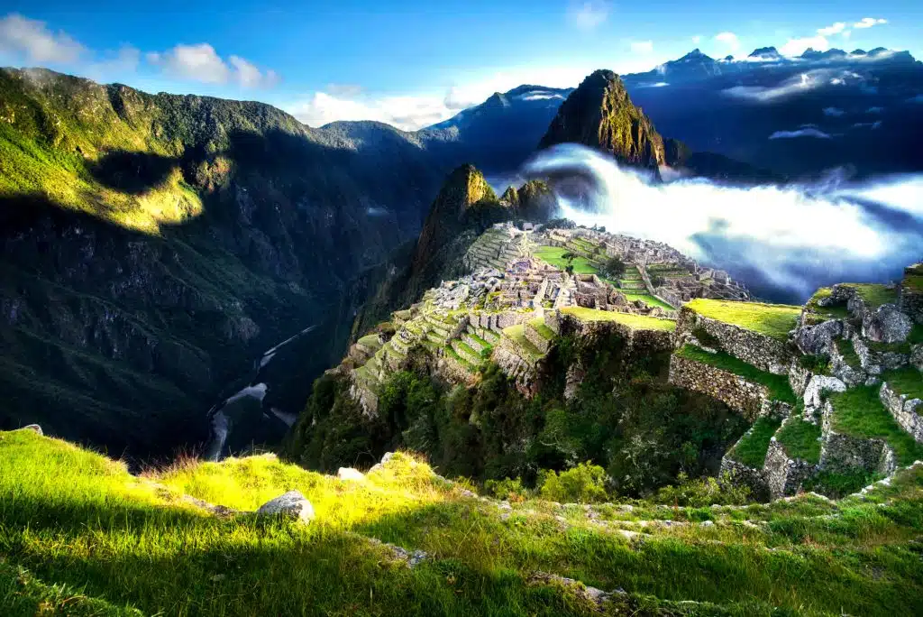 camino antiguo hacia una ciudad inca en las montañas