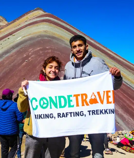 vinicunca-rainbow-mountain-tour-couple