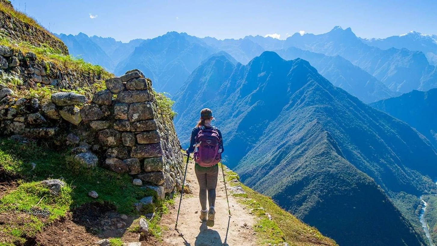 Camino Inca hacia Machu Picchu Senderista con bastones en el Camino Inca con vistas a los Andes