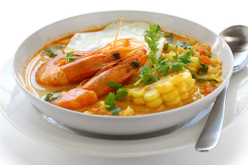 Los 12 Platos que Debes Probar en Perú y Dónde Encontrarlos (Guía 2026) 8 Peruvian chupe de camarones soup with prawns and corn