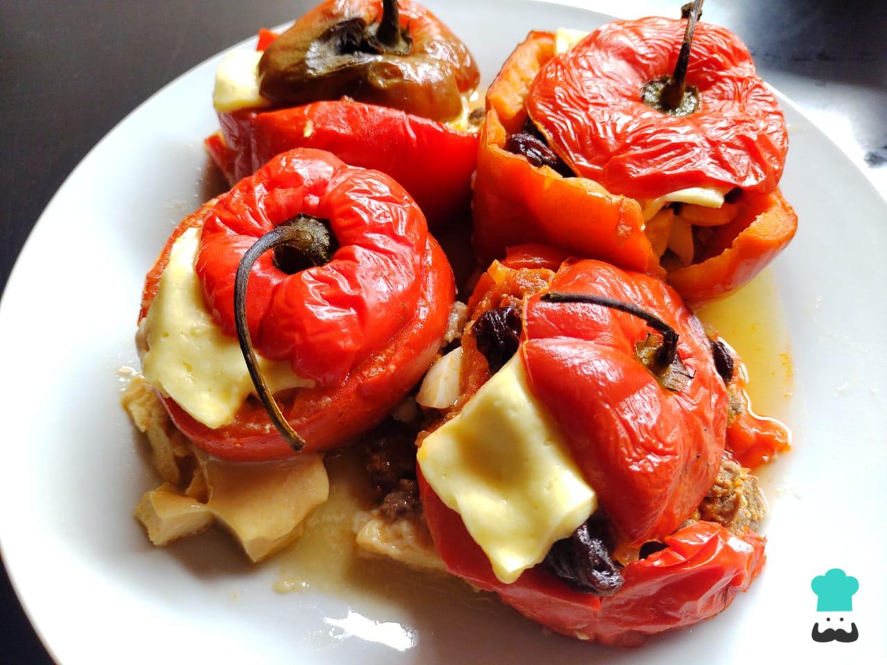 Los 12 Platos que Debes Probar en Perú y Dónde Encontrarlos (Guía 2026) 7 Peruvian rocoto relleno served on a plate