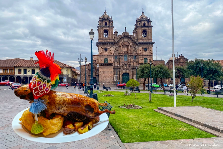 4 platos tradicionales de cuy que debes probar en Perú 6 Traditional cuy dish served in Cusco, Peru with the Cusco Cathedral in the background.