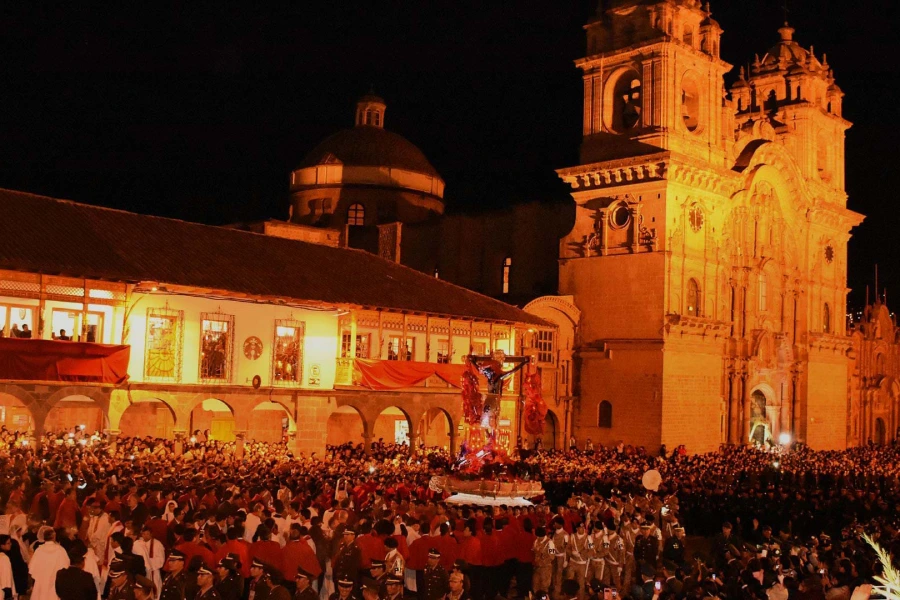 Semana Santa en Cusco 2026: Tradiciones, Procesiones y Guía para Visitantes 1 Holy Week night procession in Cusco historic streets during Semana Santa