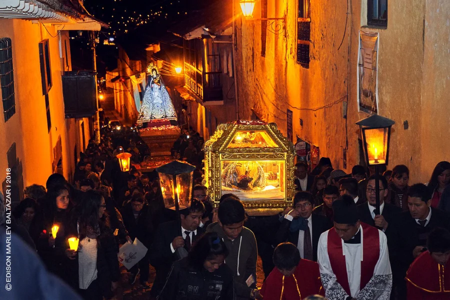 Semana Santa en Cusco 2026: Tradiciones, Procesiones y Guía para Visitantes 5 Holy Week night procession in Cusco historic streets during Semana Santa