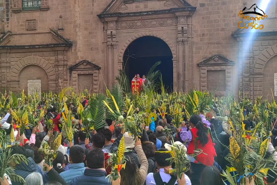 Semana Santa en Cusco 2026: Tradiciones, Procesiones y Guía para Visitantes 2 Palm Sunday celebration in Cusco with people carrying palm crosses