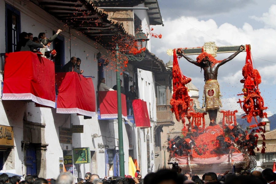 Semana Santa en Cusco 2026: Tradiciones, Procesiones y Guía para Visitantes 3 Lord of the Earthquakes procession in Cusco during Holy Week