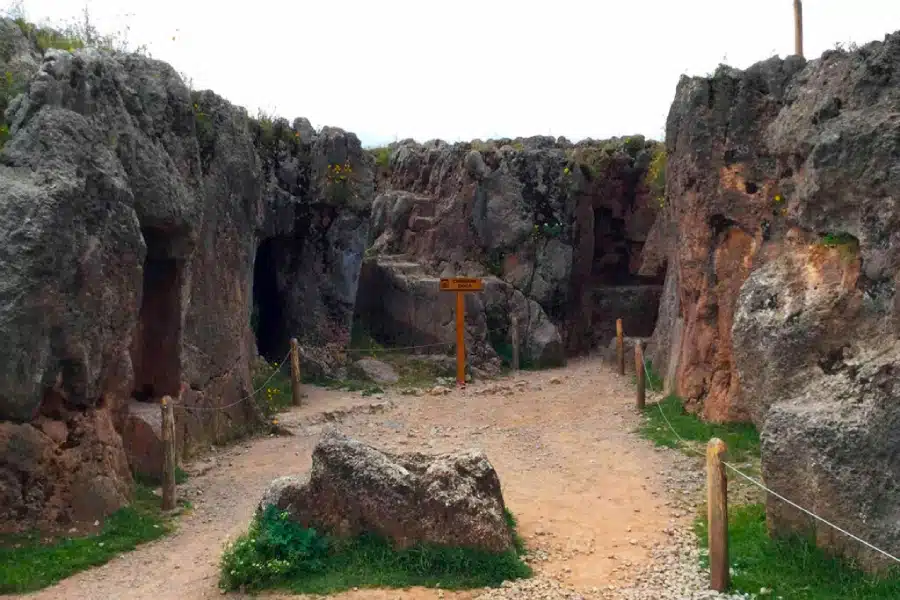 Túneles Inca en Cusco: El Mundo Subterráneo Oculto Bajo el Imperio Inca 3 Entrance to the Chinkana Chica tunnel in Sacsayhuaman Cusco Peru
