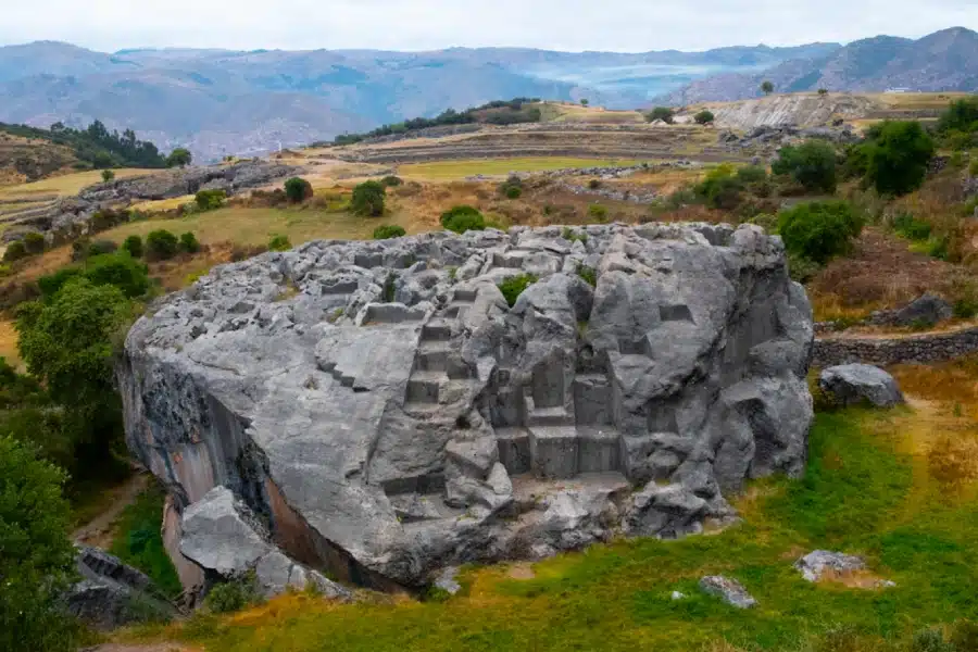 Túneles Inca en Cusco: El Mundo Subterráneo Oculto Bajo el Imperio Inca 4 Chinkana Grande in Sacsayhuaman Cusco large underground Inca structure closed to visitors