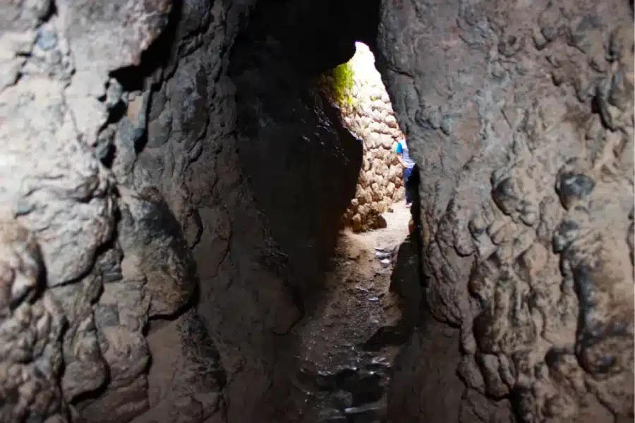 Túneles Inca en Cusco: El Mundo Subterráneo Oculto Bajo el Imperio Inca 2 Inside the Chinkana Chica tunnel in Cusco showing dark and narrow underground passage