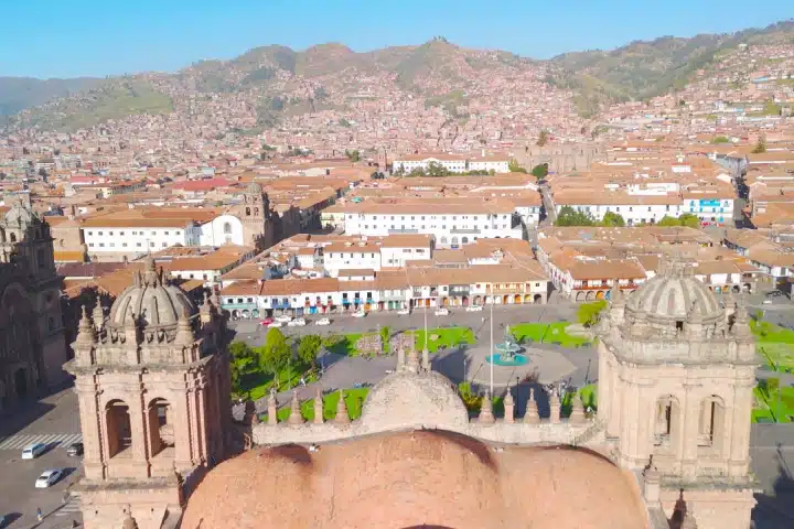 Mejores Miradores de Cusco: 8 lugares con las mejores vistas de Cusco 6 Panoramic view of Cusco Cathedral and Plaza de Armas from above