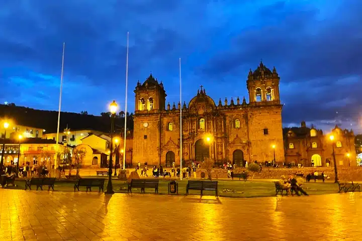 ¿Cuántos días necesitas en Cusco para disfrutar tu viaje? 4 Cusco Plaza de Armas illuminated at night with colonial churches and historic architecture.