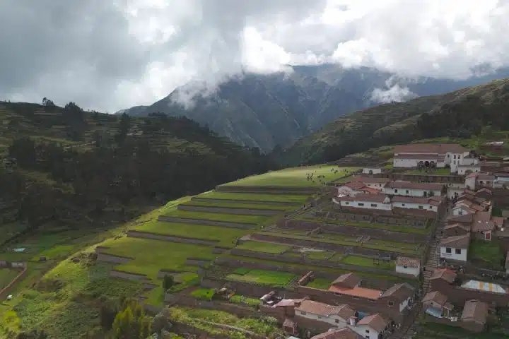 Mejor época para visitar Cusco: guía completa por temporadas 2 Best Time to Visit Cusco during the rainy season with green landscapes in the Andes
