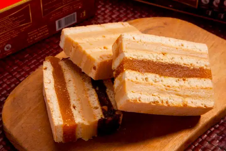 Postres Peruanos Tradicionales que debes probar 5 Traditional King Kong dessert from Lambayeque made with layered cookies and dulce de leche.
