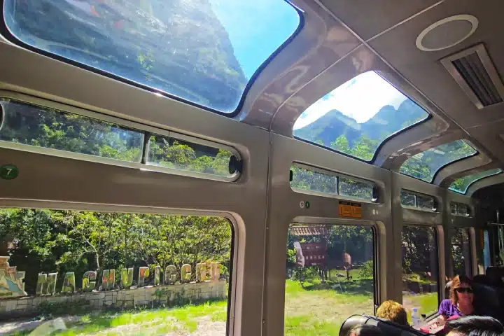 ¿Cuántos días necesitas en Cusco para disfrutar tu viaje? 1 Interior view of a luxury train traveling from Cusco to Machu Picchu through the Andes.