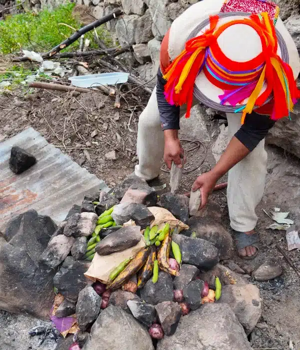 Comida Inca: Platos tradicionales incas que aún puedes probar 2 traditional pachamanca Inca food cooked with hot stones in Peru