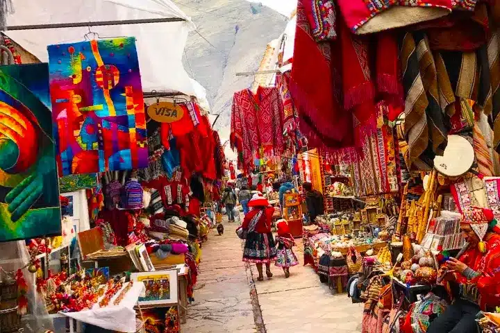 Guía del Valle Sagrado: Mejores lugares, consejos y qué hacer en Perú 1 Traditional artisan market in Peru’s Sacred Valley