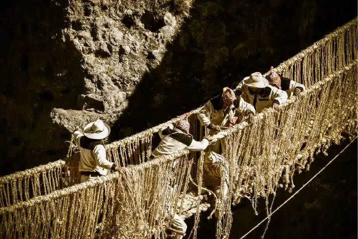 Puente Q’eswachaka: El Último Puente Inca de Perú 1 Local Quechua communities rebuilding the Q’eswachaka Bridge in Cusco Peru