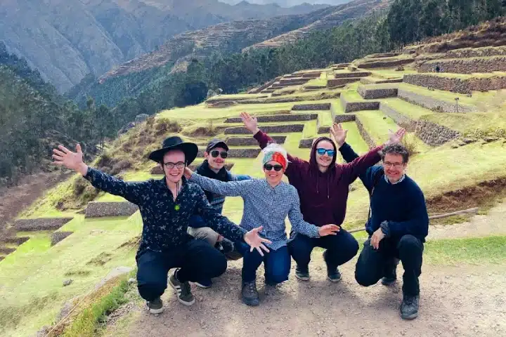 ¿Cuántos días necesitas en Cusco para disfrutar tu viaje? 3 Tourists visiting the ancient terraces of the Sacred Valley near Cusco.