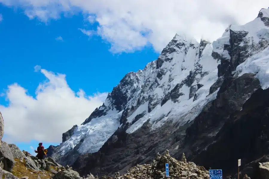 Inca Trail vs Salkantay Trek: ¿Qué trekking a Machu Picchu es mejor? 2 Hikers crossing the Salkantay Pass in the Peruvian Andes