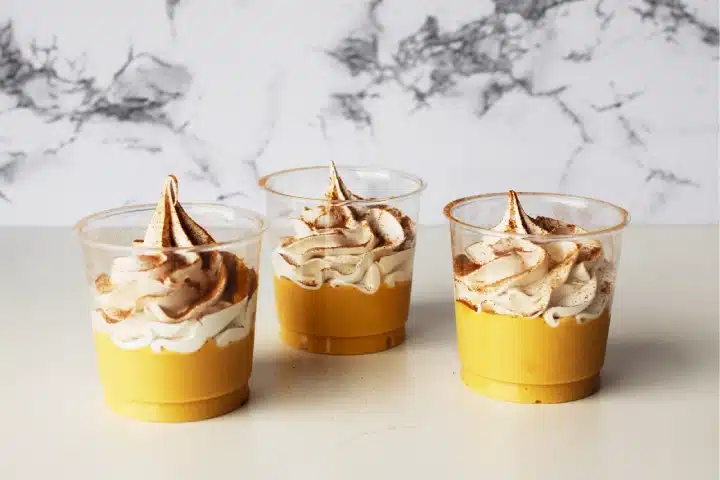 Postres Peruanos Tradicionales que debes probar 1 Suspiro a la Limeña topped with meringue and cinnamon.