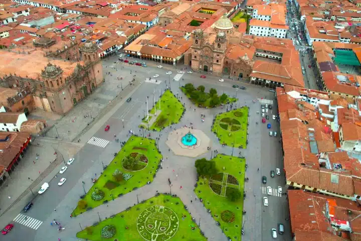 Altitud en Perú: Guía Completa sobre Elevación, Aclimatación y Mal de Altura 2 Aerial view of Cusco at 3,399 meters above sea level in the Peruvian Andes