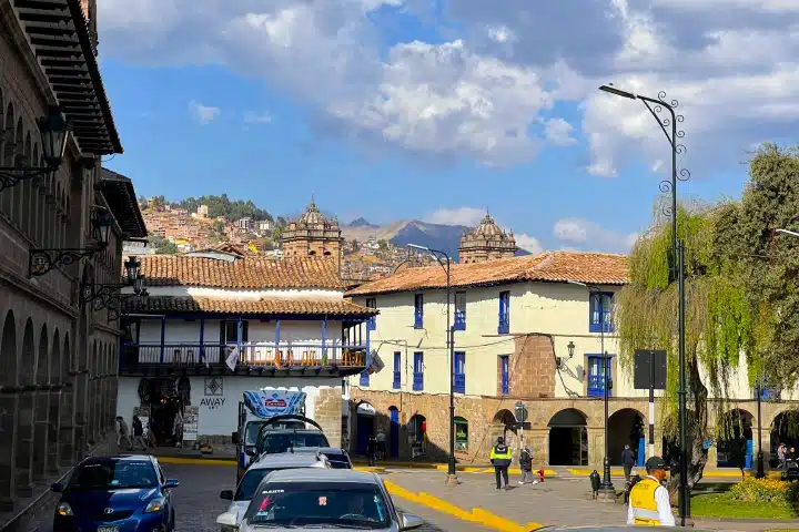 ¿Es seguro visitar Cusco? Guía local para viajar con tranquilidad 2 Visitors walking through Cusco's historic center during the day.