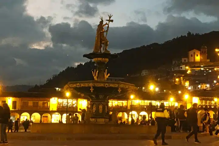 ¿Es seguro visitar Cusco? Guía local para viajar con tranquilidad 3 Plaza de Armas illuminated at night in Cusco, Peru.