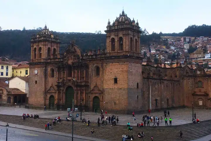 ¿Es seguro visitar Cusco? Guía local para viajar con tranquilidad 1 Cusco Cathedral and Plaza de Armas in the historic center.