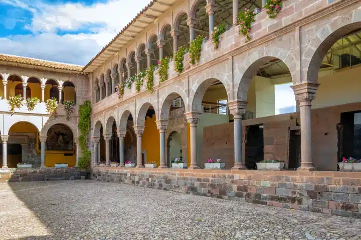 Qorikancha en Cusco: Historia, Arquitectura y Guía Completa de Visita 7 Courtyard of the Convent of Santo Domingo built over Qorikancha