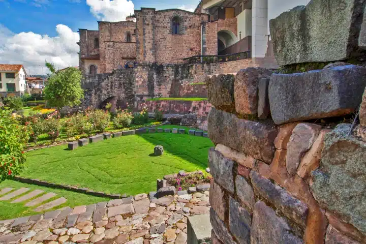 Qorikancha en Cusco: Historia, Arquitectura y Guía Completa de Visita 6 Original Inca stone walls and gardens at Qorikancha Temple