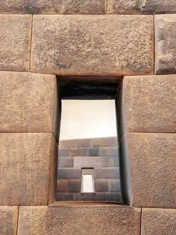Qorikancha en Cusco: Historia, Arquitectura y Guía Completa de Visita 4 Original trapezoidal window at Qorikancha Temple