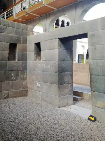 Qorikancha en Cusco: Historia, Arquitectura y Guía Completa de Visita 3 Interior stone chamber inside Qorikancha Temple