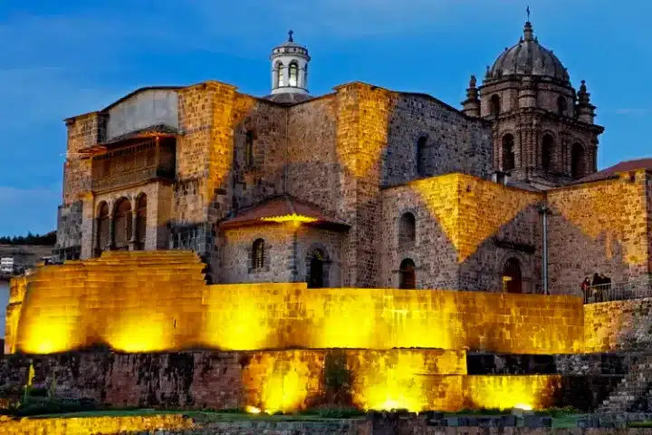 Qorikancha en Cusco: Historia, Arquitectura y Guía Completa de Visita 10 Illuminated Qorikancha Temple at night in Cusco