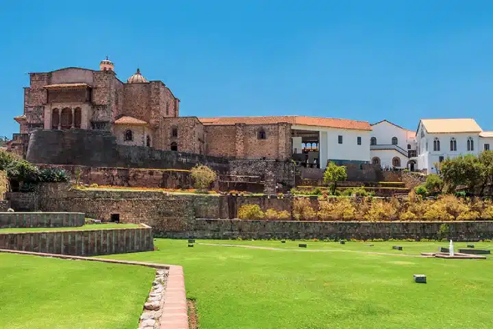 Qorikancha en Cusco: Historia, Arquitectura y Guía Completa de Visita 8 Panoramic view of Qorikancha Temple complex in Cusco