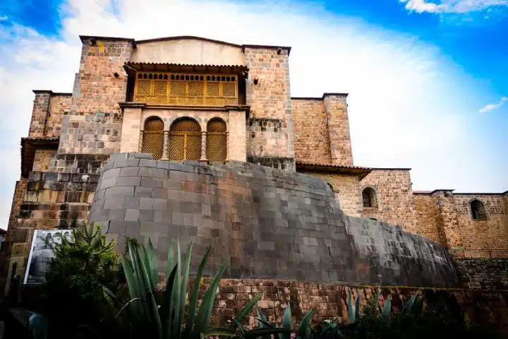Qorikancha en Cusco: Historia, Arquitectura y Guía Completa de Visita 5 Exterior view of Qorikancha Temple in Cusco, Peru