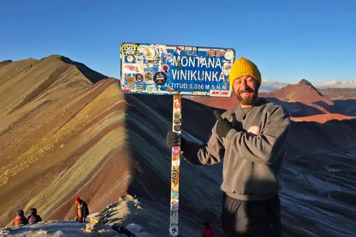 Altitud en Perú: Guía Completa sobre Elevación, Aclimatación y Mal de Altura 3 Traveler at Rainbow Mountain above 5,000 meters of altitude in Peru