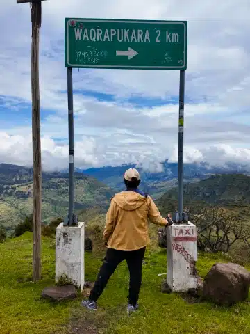 Waqrapukara: Guía Completa para visitar la Fortaleza Inca oculta de Cusco 2 Trail sign pointing toward Waqrapukara in Cusco.