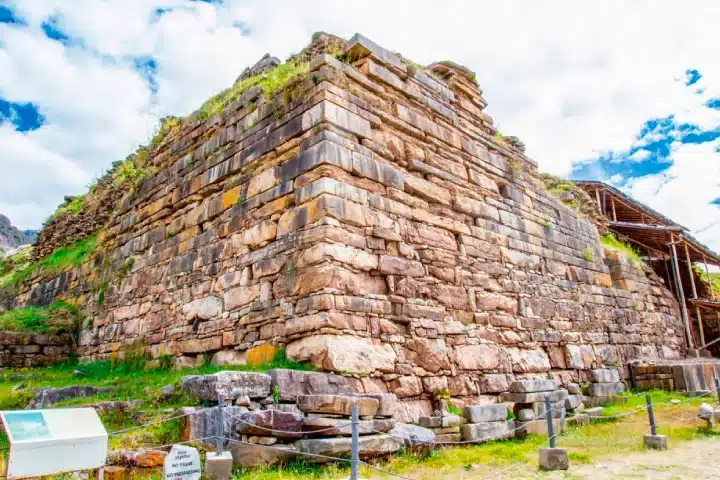 Patrimonio de la Humanidad en Perú: Guía de los 13 Sitios UNESCO 2 Stone structures at the Chavín Archaeological Site in Ancash