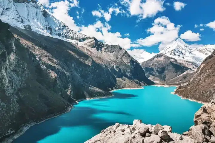 Patrimonio de la Humanidad en Perú: Guía de los 13 Sitios UNESCO 10 Turquoise lake surrounded by the snow-capped peaks of Huascarán National Park