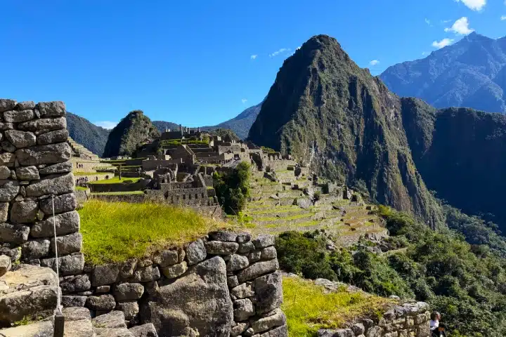 Peru Independence Day: History, Traditions & Travel Guide 6 Machu Picchu under clear blue skies during Peru's dry season in July.