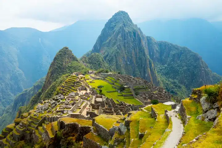 Patrimonio de la Humanidad en Perú: Guía de los 13 Sitios UNESCO 12 Panoramic view of Machu Picchu, Peru's most famous UNESCO World Heritage Site